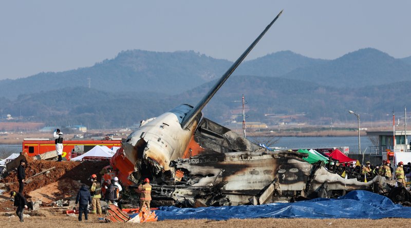 29일 오후 전남 무안공항에서 소방 당국이 착륙 도중 충돌로 추정되는 사고가 난 여객기 주변 화재 현장 수색구조 활동을 벌이고 있다. 사진=뉴시스