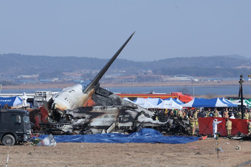 29일 오전 9시 3분께 전남 무안국제공항에서 181명이 탑승한 여객기가 추락해 소방대원들이 사고 수습 작업을 하고 있다. /사진=뉴스1