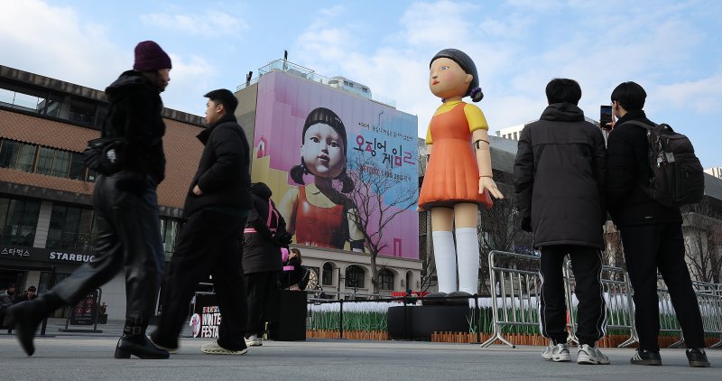 지난달 29일 오후 서울 종로구 광화문광장에서 넷플릭스 오리지널시리즈 '오징어게임2' 광고와 '영희'의 대형 조형물이 설치돼 있다. 뉴스1