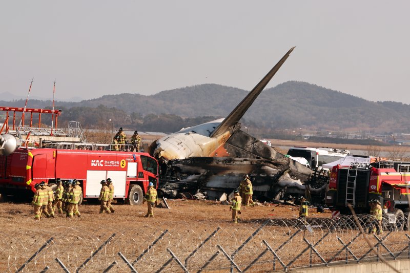 29일 오전 전남 무안국제공항 활주로에 여객기가 추락해 사고 수습이 이뤄지고 있다. 이날 오전 9시 7분쯤 승객과 승무원 181명을 태운 태국발 제주항공 7C2216편 항공기가 무안공항 착륙을 시도하던 중 활주로 외벽에 부딪혀 폭발했다. 뉴스1