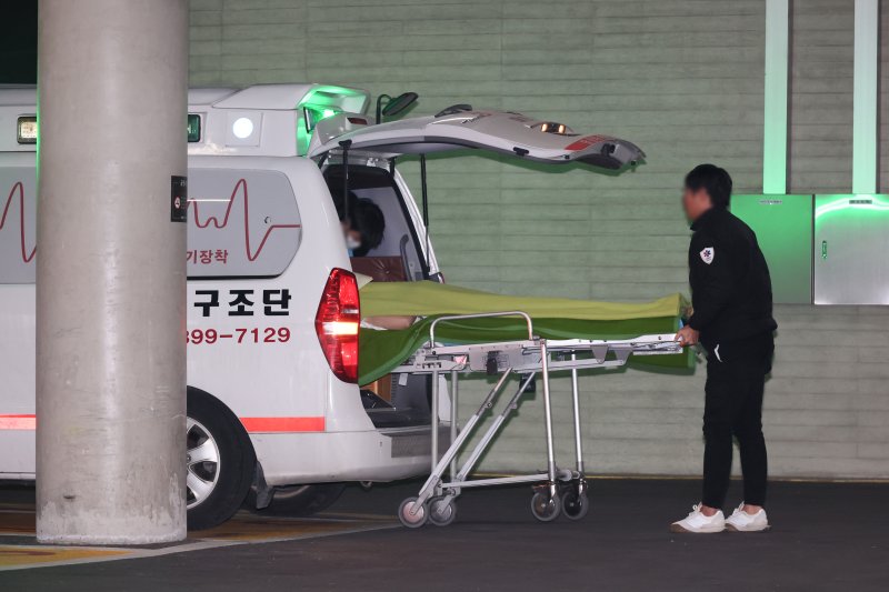[르포]무안공항 생존자 1명, 이대서울병원 도착
