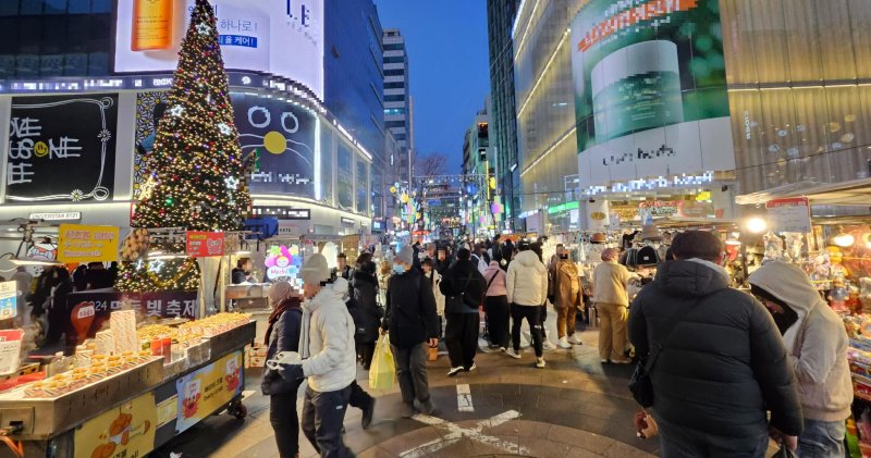 지난 27일 오후 5시 서울 중구 명동에서 연말을 맞아 한국여행을 온 외국인 관광객들이 노점을 둘러보고 있다. 평소 어깨를 부딪힐 정도로 인파가 몰렸던 것과 비교하면 외국인들이 상당히 줄었다고 노점상들은 입을 모았다. 사진=노유정 기자