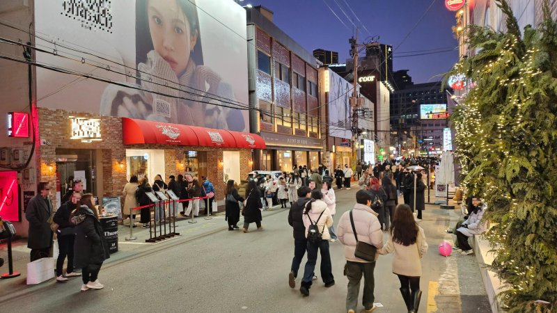 지난 27일 오후 6시께 서울 성동구 성수동 연무장길 일대에 주말을 맞아 나들이 나온 젊은층이 오가고 있다. 대부분 매장 관계자들은 금요일 저녁임에도 계엄 및 탄핵 여파로 외국인 관광객이 크게 줄었다고 전했다. 사진=노유정 기자