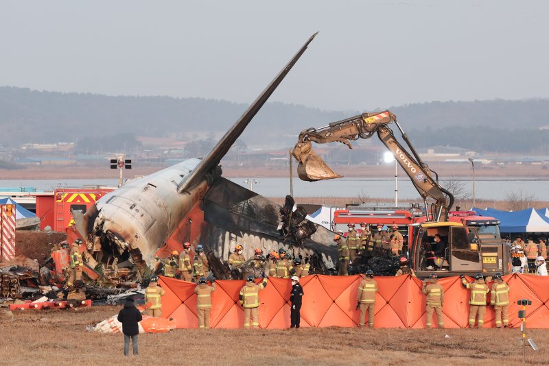 29일 오전 9시 3분께 전남 무안국제공항에서 181명이 탑승한 여객기가 추락해 소방대원들이 사고 수습 작업을 하고 있다. 뉴스1