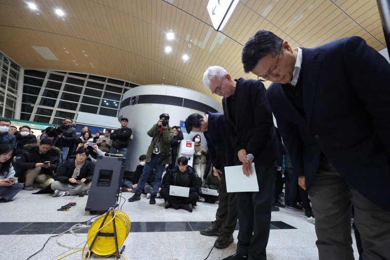 김이배 제주항공 대표 등 경영진이 지난 29일 전남 무안군 무안국제공항에서 여객기 사고와 관련해 유가족들에게 사과하고 있다. 뉴스1