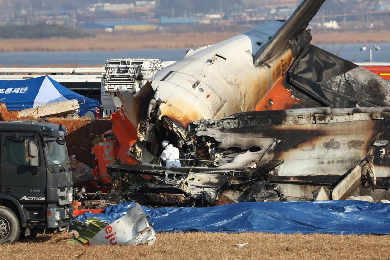 29일 전남 무안군 무안국제공항에서 발생한 제주항공 여객기 충돌 폭발사고 현장에서 소방 구급대원이 사고 여객기 내부를 수색하고 있다. 사고가 난 항공기는 태국 방콕을 출발해 무안으로 입국하던 제주항공 7C 2216편으로 랜딩기어 이상으로 동체착륙을 시도하다 대규모 참사로 이어진 것으로 추정되고 있다. 연합뉴스