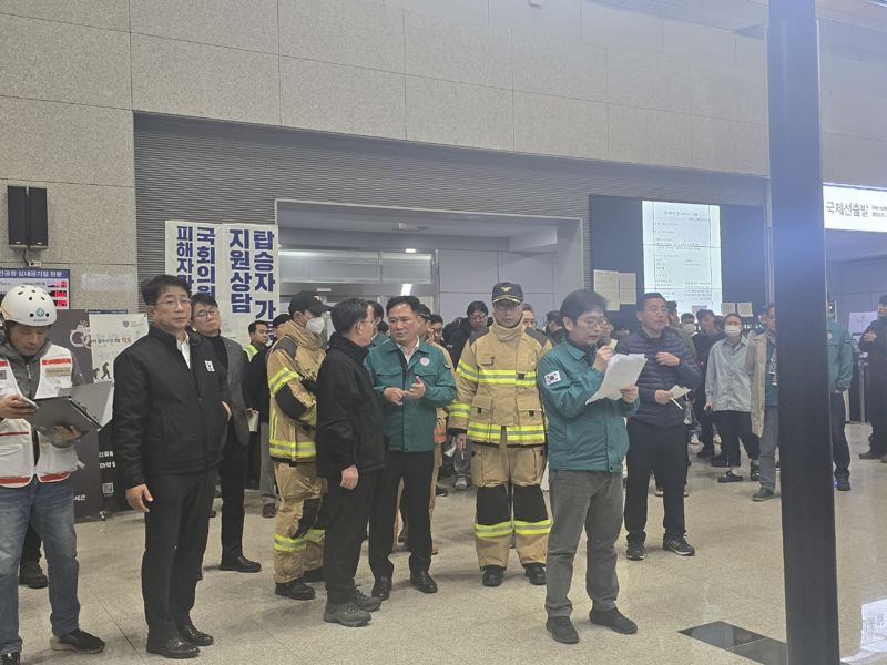 29일 오후 11시8분께 이진철 부산지방항공청장이 전남 무안국제공항 2층에서 유가족을 상대로 브리핑하고 있다. /사진=서지윤 기자