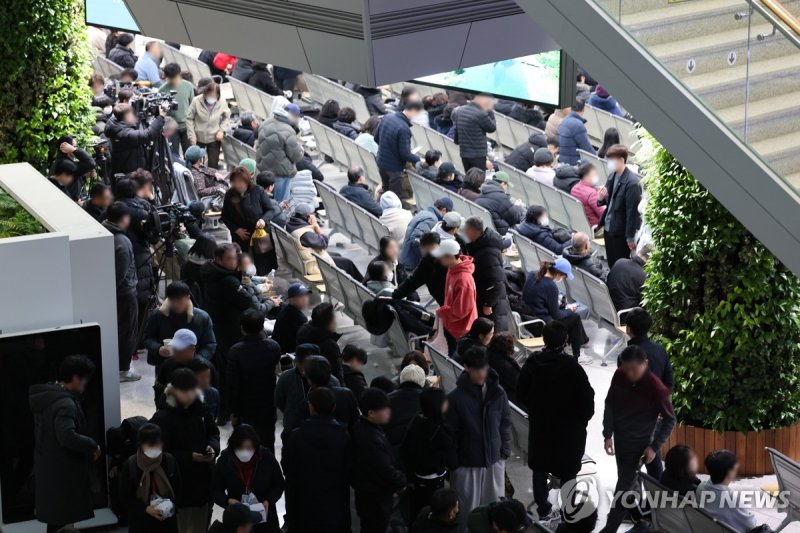 전남 무안공항에서 제주항공 탑승자 가족들이 초조해 하면서 당국의 발표를 기다리고 있다. 연합뉴스