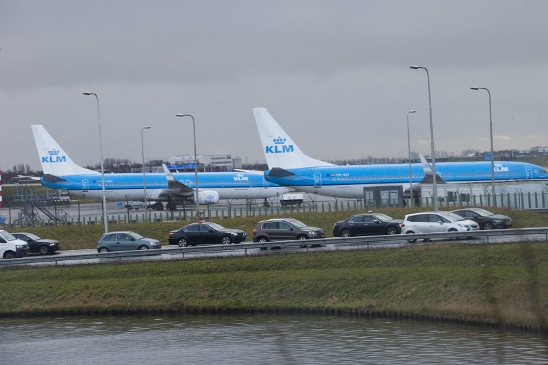 30일 네덜란드 암스테르담 부근 스히폴 국제공항에 있는 KLM 항공기. 제주항공 여객기 참사 사고 기종인 737-800으로 지난 28일 랜딩 기어 등 착륙 장치의 문제로 동체 착륙했다. AP 뉴시스