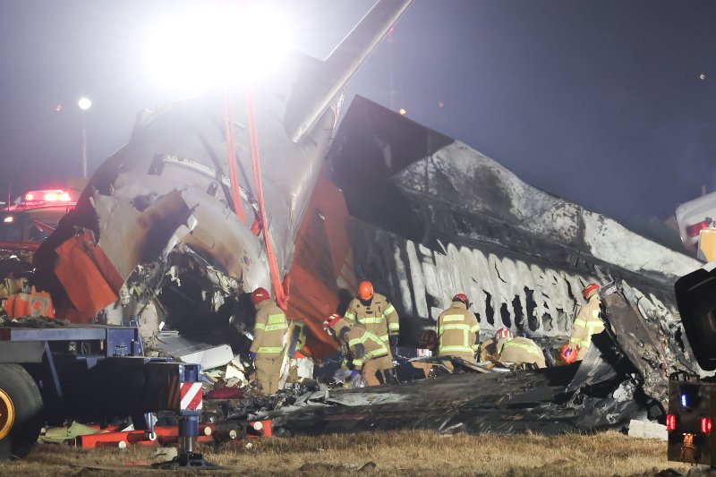 29일 오후 181명이 탑승한 제주항공 여객기가 추락한 전남 무안국제공항에서 소방대원들이 사고 수습 작업을 하고 있다. 2024.12.29/뉴스1 ⓒ News1 김성진 기자