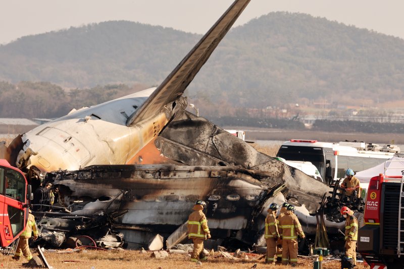 29일 오전 전남 무안국제공항 활주로에 여객기가 추락해 사고 수습이 이뤄지고 있다. 이날 오전 9시 7분쯤 승객과 승무원 181명을 태운 태국발 제주항공 7C2216편 항공기가 무안공항 착륙을 시도하던 중 활주로 외벽에 부딪혀 폭발했다. 2024.12.29/뉴스1 ⓒ News1 김태성 기자