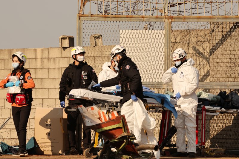 29일 오전 전남 무안국제공항 활주로에 여객기가 추락해 사고 수습이 이뤄지고 있다. 이날 오전 9시 7분쯤 승객과 승무원 181명을 태운 태국발 제주항공 7C2216편 항공기가 무안공항 착륙을 시도하던 중 활주로 외벽에 부딪혀 폭발했다. 2024.12.29/뉴스1 ⓒ News1 김태성 기자