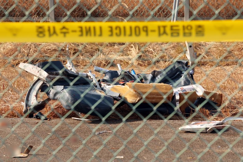 29일 여객기 추락사고가 발생한 전남 무안국제공항 활주로 인근에 여객기 좌석이 형체를 알아보기 힘든 상태로 나뒹굴고 있다. 이날 오전 9시 7분쯤 승객과 승무원 181명을 태운 태국발 제주항공 7C2216편 항공기가 무안공항 착륙을 시도하던 중 활주로 외벽에 부딪혀 폭발했다. 2024.12.29/뉴스1 ⓒ News1 김태성 기자