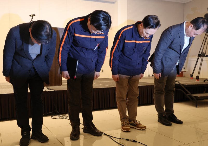 김이배 제주항공 대표와 임직원들이 29일 오후 서울 강서구 메이필드 호텔에 마련된 임시 프레스센터에서 무안국제공항 여객기 사고 관련 브리핑에 앞서 고개 숙여 사과를 하고 있다. 2024.12.29/뉴스1 ⓒ News1 송원영 기자