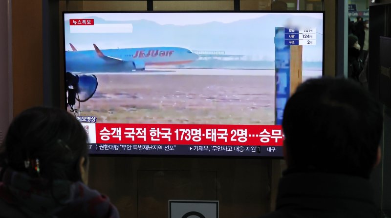 29일 서울역에서 시민들이 무안공항 사고관련 뉴스를 바라보고 있다. 이날 오전 9시 3분께 전남 무안국제공항에서 181명이 탑승한 여객기가 추락하는 사고가 발생해 2명이 구조됐다. 2024.12.29/뉴스1 ⓒ News1 박세연 기자