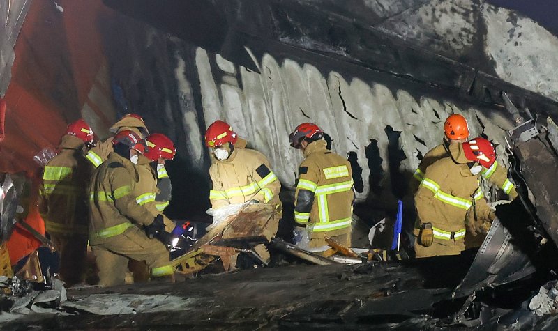 29일 오후 181명이 탑승한 제주항공 여객기가 추락한 전남 무안국제공항에서 소방대원들이 사고 수습 작업을 하고 있다. 사고가 난 항공기는 방콕을 출발해 이날 오전 9시 무안국제공항에 도착 예정이던 제주항공 2216편으로 사고 여객기는 랜딩기어 고장으로 동체 착륙하던 중 사고가 난 것으로 파악되고 있다. 소방당국은 긴급 브리핑을 열고 "여객기에 탑승한 181명 중 구조자 2명을 제외한 인원이 모두 사망한 것으로 추정된다＂며 ＂총력을 다해 수습 작업을 진행 중＂이라고 밝혔다. 2024.12.29/뉴스1 ⓒ News1 김성진 기자