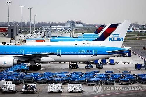 네덜란드 암스테르담 부근 스히폴 국제공항에 있는 KLM 항공기. AP 뉴시스