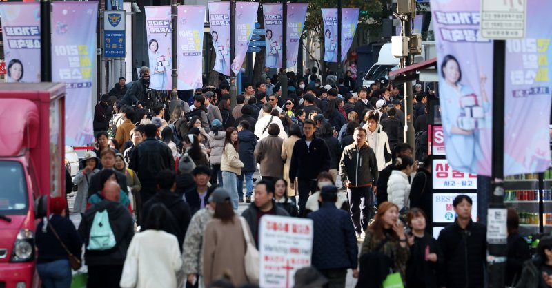 [서울=뉴시스] 추상철 기자 = 코리아세일페스타(코세페)를 하루 앞둔 8일 오후 서울 중구 명동거리에 코세페 홍보 배너가 걸려 있다. 2024.11.08. scchoo@newsis.com /사진=뉴시스