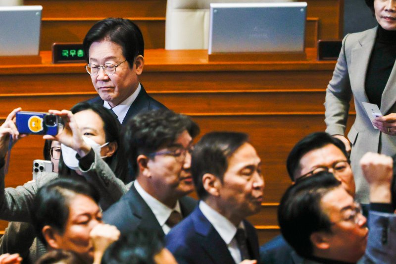 이재명 더불어민주당 대표가 27일 오후 서울 여의도 국회에서 열린 제420회국회(임시회) 제2차 본회의에서 한덕수 대통령 권한대행 겸 국무총리 탄핵안 의결에 권성동 국민의힘 당대표 권한대행 겸 원내대표와 의원들이 우원식 의장을 향해 항의하는 가운데 무기명 투표를 하고 있다. 2024.12.27/뉴스1 ⓒ News1 안은나 기자