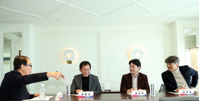 [부산=뉴시스] 권태완 기자 = 27일 오전 부산 해운대구 그랜드조선 부산호텔에서 백재현(왼쪽부터) 뉴시스 부산취재본부장, 이동근 RIS대학교육혁신본부 부산본부장, 이교우 RIS대학교육혁신본부 전북본부장, 김대영 RIS대학교육혁신본부 제주본부장이 RIS 추진 과정에서 어려움과 성과 등에 대해 얘기하고 있다. 2024.12.30. kwon97@newsis.com