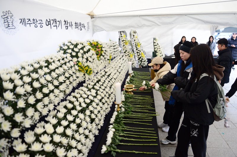 30일 광주광역시 동구 5·18민주광장에 설치된 제주항공 여객기 참사 희생자 합동분향소에 시민들의 발걸음이 이어지고 있다. 뉴스1 제공