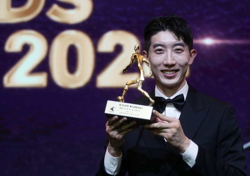 조현우(울산HD)가 29일 오후 서울 서대문구 스위스그랜드호텔에서 열린 프로축구 '하나은행 K리그 2024 대상 시상식'에서 K리그1 MVP를 수상한 후 트로피를 들고 기념촬영을 하고 있다. 2024.11.29/뉴스1 ⓒ News1 오대일 기자