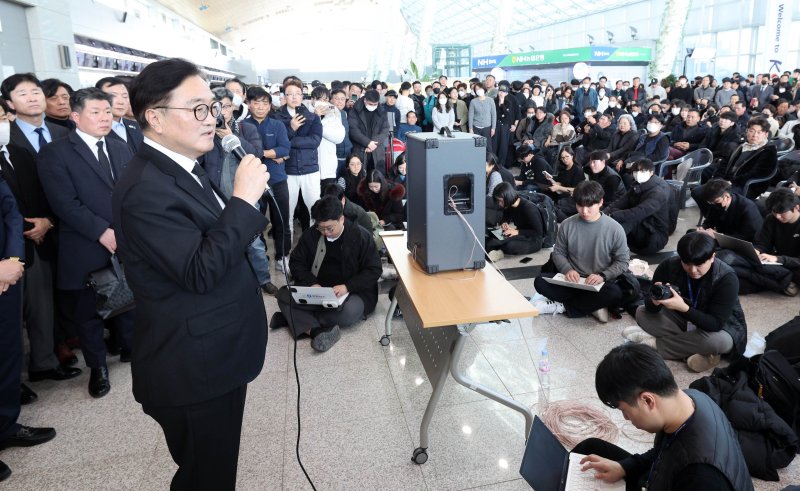 유가족 위로하는 우원식 국회의장 (무안=연합뉴스) 홍기원 기자 = 우원식 국회의장이 30일 오후 무안국제공항에서 제주항공 여객기 사고 희생자 유가족들을 위로하고 있다. 2024.12.30 [공동취재] xanadu@yna.co.kr (끝)