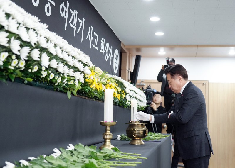 오영훈 제주특별자치도지사가 30일 오후 제주특별자치도의회 의원회관 1층 대회의실에 마련된 '무안공항 제주항공 여객기 사고 희생자 합동분향소'에서 분향하고 있다.2024.12.30./뉴스1 ⓒ News1 오미란 기자