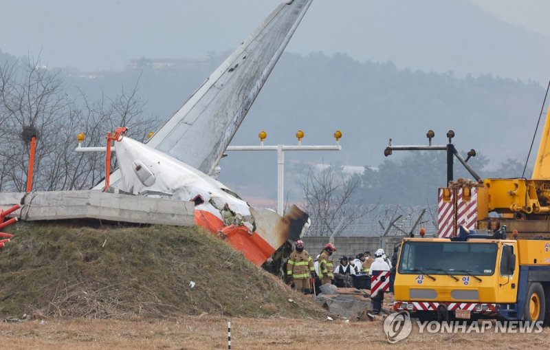 [단독] 참사 키운 무안공항 '둔덕' 국토부가 설계했다