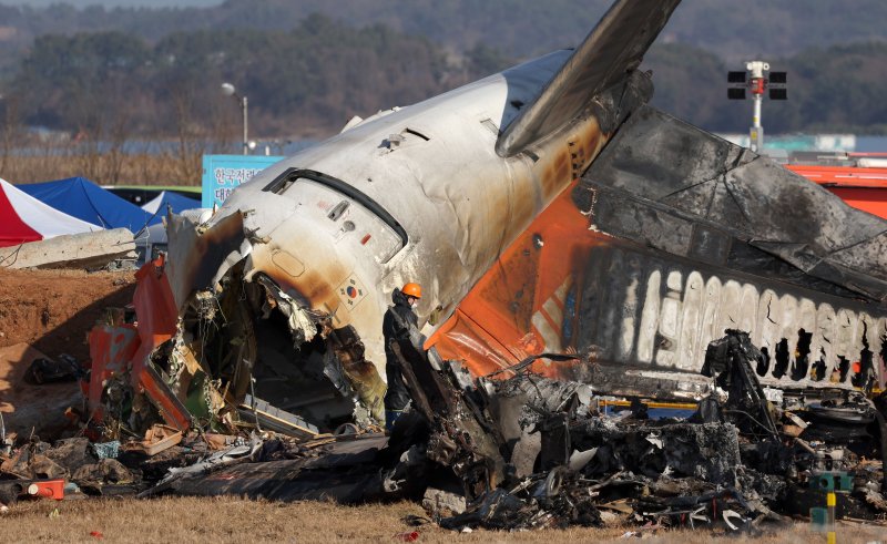 30일 전남 무안국제공항 제주항공 여객기 참사 현장에서 합동감식이 진행되고 있다. 뉴시스 제공