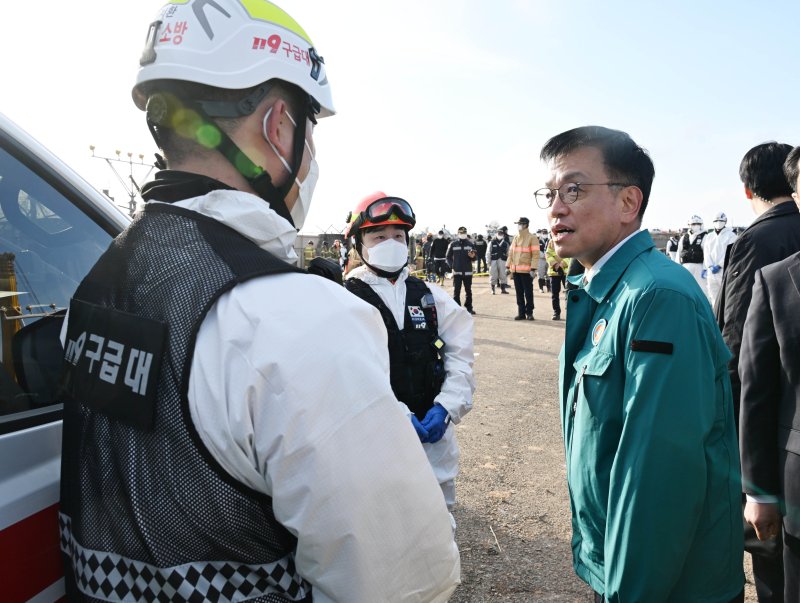 무안 다시 찾은 최상목 권한대행 "유가족 입장서 모든 문제 해결"[제주항공 참사]