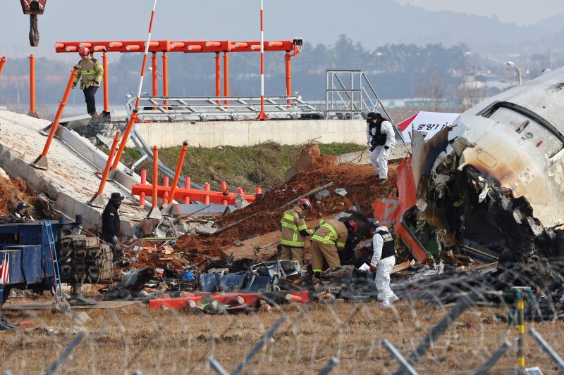 30일 전남 무안군 무안국제공항 제주항공 여객기 충돌 폭발사고 현장에서 경찰 과학수사대가 활주로 인근의 방위각 시설(로컬라이저)을 살피고 있다. 방위각 시설은 공항의 활주로 진입을 돕는 역할을 하는 일종의 안테나로, 흙으로 된 둔덕 상부에 콘크리트 기초와 안테나가 서 있는 구조다. 연합뉴스