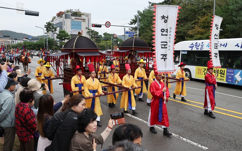 '2024 정조대왕 능행차 공동재현' 행사가 열린 지난 10월 6일 경기 수원시 노송지대에서 능행차 행렬이 화성행궁으로 향하고 있다. 사진=뉴스1