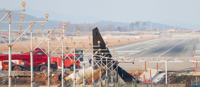 국토부 "무안공항 로컬라이저, 규정 준수했다…종단안전구역 외 위치"