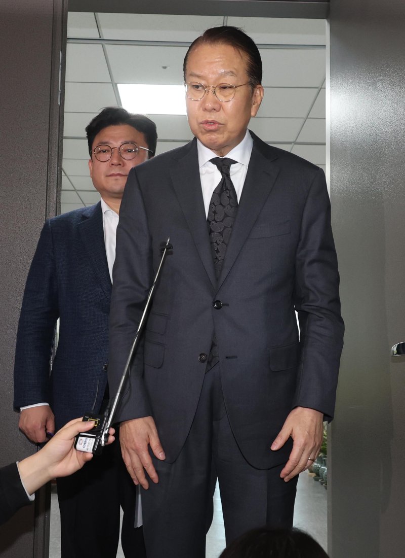 [서울=뉴시스] 조성봉 기자 = 권영세 국민의힘 비상대책위원장이 31일 오전 서울 여의도 국회 의원회관 의원실에서 윤석열 대통령 체포영장 발부 관련 취재진의 질문에 답변하고 있다.2024.12.31. suncho21@newsis.com