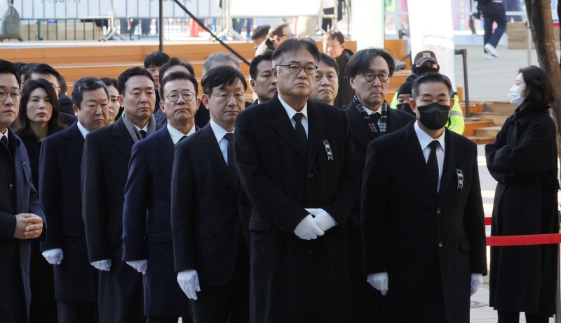 대통령실, 제주항공 참사 분향소 조문..자체판단 공개행보