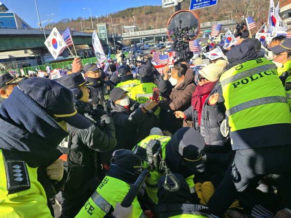 31일 오전 11시20분께 탄핵 반대 시위자들이 경찰을 밀치고 도로를 점거하고 있다. /사진=서지윤 기자