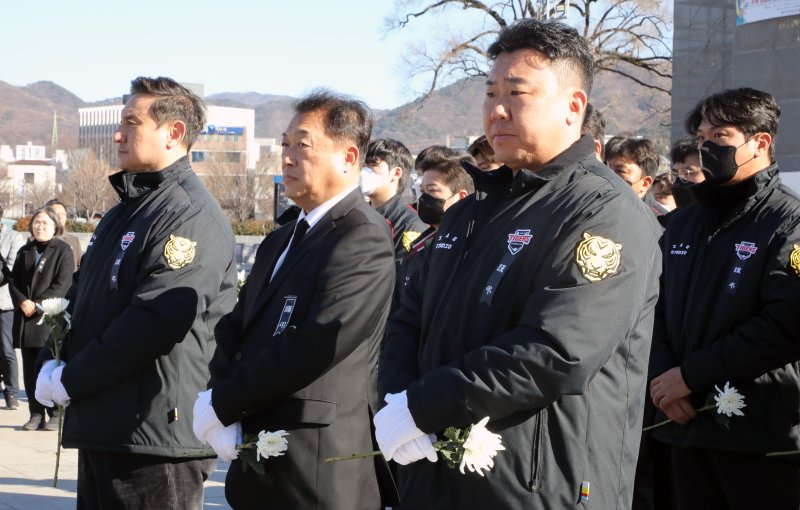 무안 제주항공 참사 사흘째인 31일 광주 동구 5·18민주광장에 마련된 합동 분향소에서 최준영 KIA타이거즈 대표이사(가운데)와 심재학 단장(왼쪽), 이범호 감독(오른쪽) 등이 헌화를 위해 기다리고 있다. 뉴스1