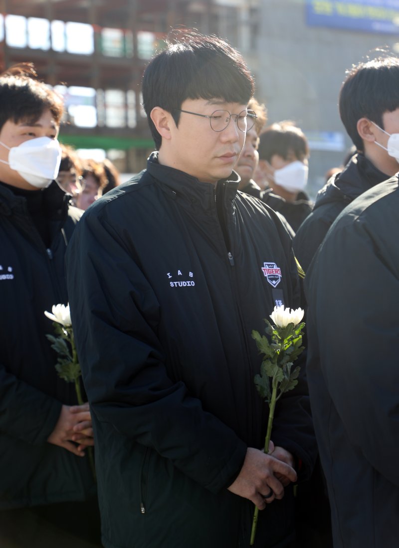 무안 제주항공 참사 사흘째인 31일 광주 동구 5·18민주광장에 마련된 합동 분향소에서 KIA타이거즈 양현종 선수가 국화꽃을 들고 있다.뉴스1