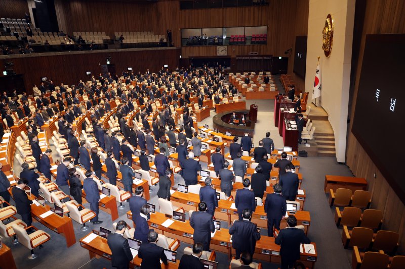 [서울=뉴시스] 조성봉 기자 = 우원식 국회의장을 비롯한 여야 의원들이 31일 오후 서울 여의도 국회에서 열린 제420회국회(임시회) 제3차 본회의 시작 전 제주항공 여객기 참사 희생자를 추모하는 묵념을 하고 있다. 2024.12.31. suncho21@newsis.com /사진=뉴시스