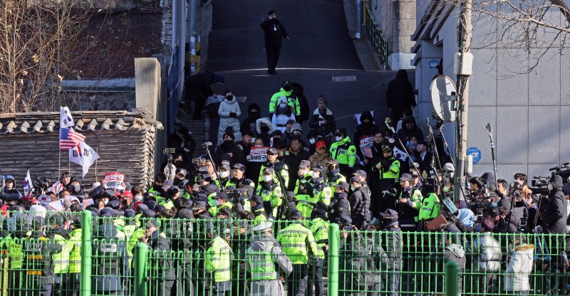 [서울=뉴시스] 김금보 기자 = 고위공직자범죄수사처가 법원으로부터 윤석열 대통령에 대한 체포영장을 발부받은 31일 서울 용산구 대통령 관저 인근에 모인 윤석열 대통령 지지자들이 영장 집행을 반대하는 구호를 외치고 있다. 2024.12.31. kgb@newsis.com