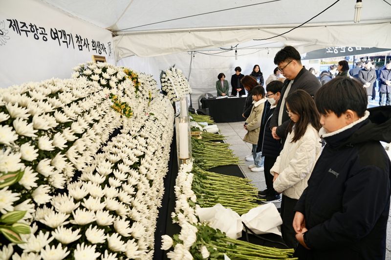 "좋은 곳에서 근심 없이 지내길 기원할게"...광주 합동분향소‧사이버분향소에 추모 행렬