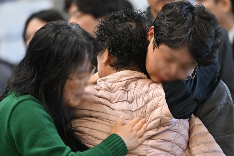 [무안=뉴시스] 이영주 기자 = 올해 마지막인 31일도 전남 무안국제공항 곳곳에서는 이름을 부르며 울부짖는 소리가 울려 퍼졌다. 사진은 전날 오후 전남 공항에서 제주항공 여객기 참사 유족들이 새롭게 신원이 확인된 사망자 명단 발표에 오열하고 있는 모습. 2024.12.30. leeyj2578@newsis.com