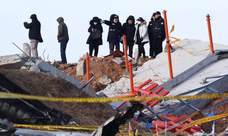 31일 오전 전남 무안국제공항 제주항공 여객기 참사 현장에서 미국 연방항공청, 교통안전위원회, 보잉 등 한미합동조사 관계자들이 사고 여객기와 충돌로 부서진 방위각 시설(로컬라이저) 등을 조사하고 있다. 2024.12.31/뉴스1 ⓒ News1 김민지 기자