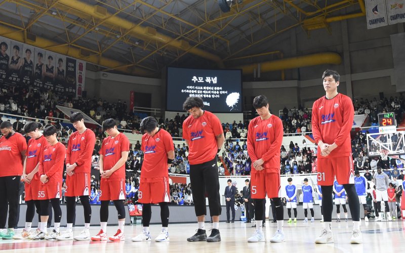 [서울=뉴시스] 울산 현대모비스와 대구 한국가스공사의 2024~2025시즌 KCC 프로농구 정규리그 맞대결이자 '농구영신' 이벤트에 앞서 진행한 제주항공 여객기 참사 추모 묵념. (사진=KBL 제공) *재판매 및 DB 금지