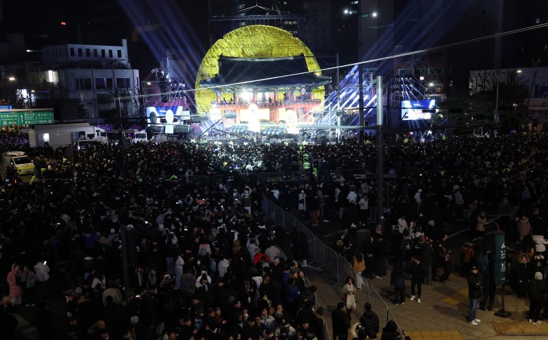 지난 1월 1일 오전 서울 종로구 보신각에서 열린 제야의 종 타종행사에서 보신각 뒤로 30m크기의 태양 조형물이 떠오르고 있다. 뉴스1