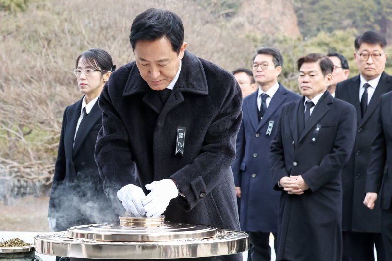 오세훈, 을사년 새해 맞아 국립서울현충원 참배