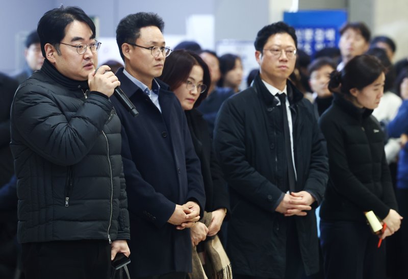 광주지방변호사제주항공참사법률지원단 소속 변호사들이 30일 오후 전남 무안국제공항에서 제주항공 참사와 관련해 입장을 밝히고 있다. 2024.12.30/뉴스1 ⓒ News1 김민지 기자