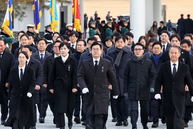 박찬대 더불어민주당 원내대표를 비롯한 동료 의원들이 2025년 을사년(乙巳年) 첫 날인 1일 오전 서울 동작구 국립서울현충원을 찾아 현충탑으로 향하고 있다. 뉴스1