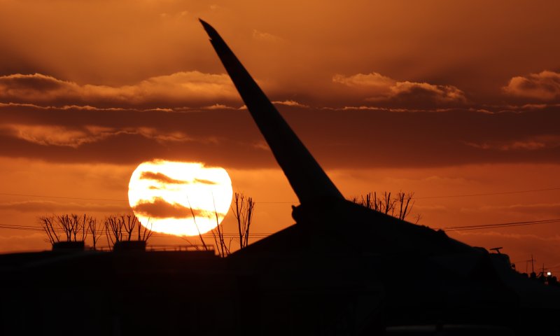 31일 오전 전남 무안국제공항 제주항공 여객기 참사 현장에서 2024년 마지막 해가 지고 있다. 2024.12.31/뉴스1 ⓒ News1 김성진 기자